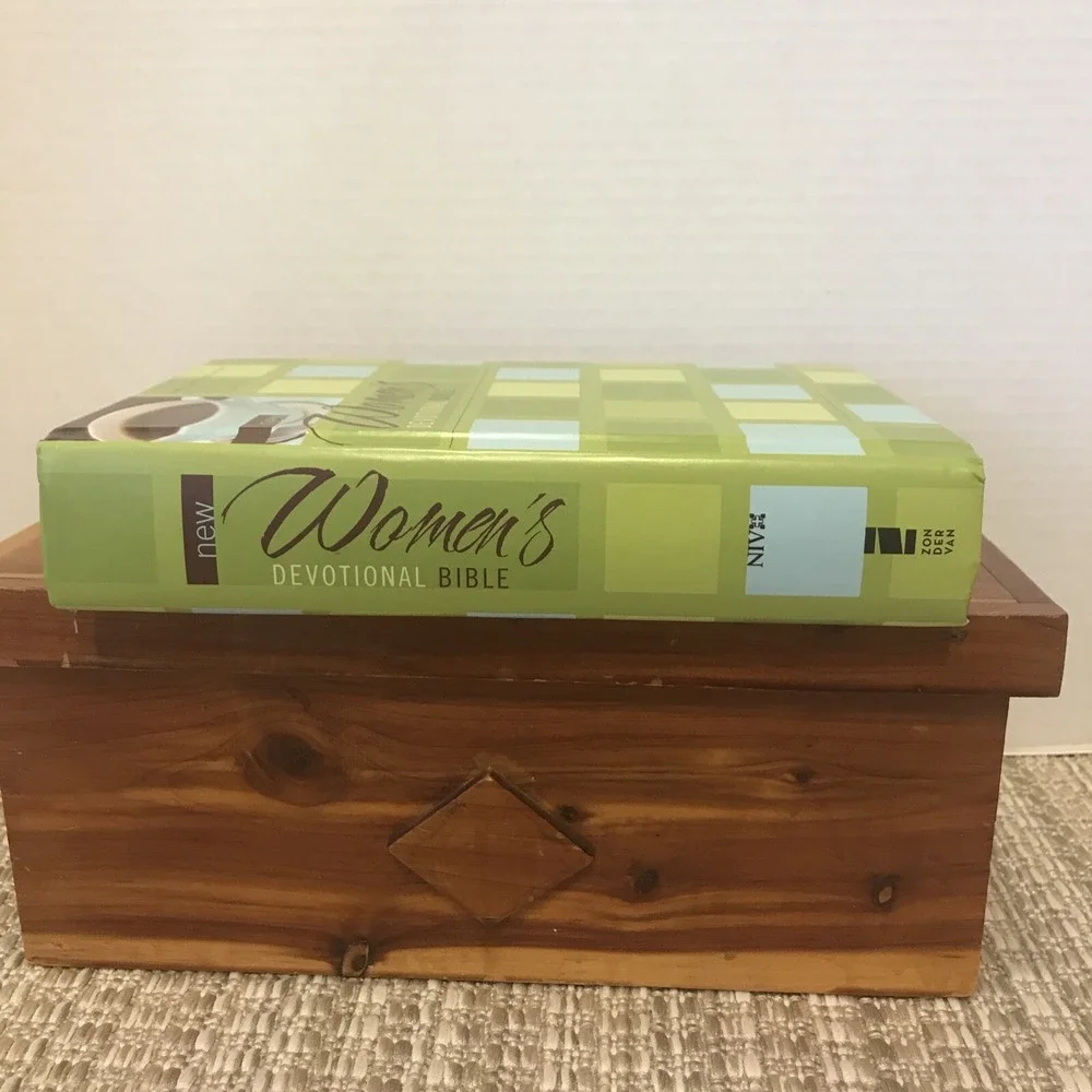 Womens Devotional Bible, Isbn 0-310-93613-6,‎ USA Printed, 2006, Hardcover Book
